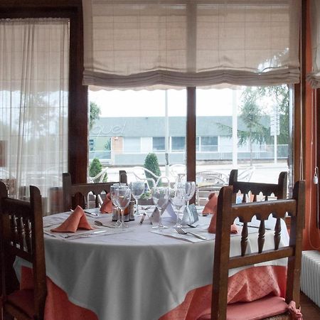 Hostal Montserrat Tona エクステリア 写真