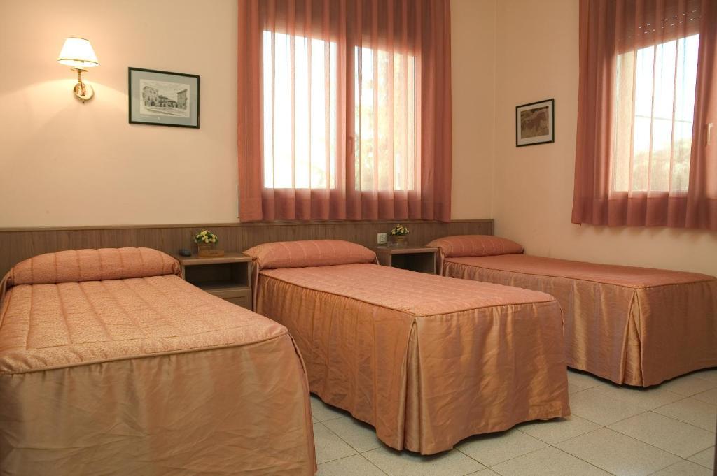Hostal Montserrat Tona 部屋 写真