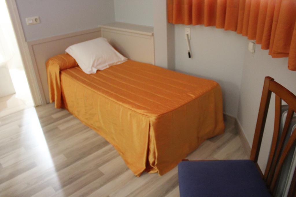Hostal Montserrat Tona エクステリア 写真