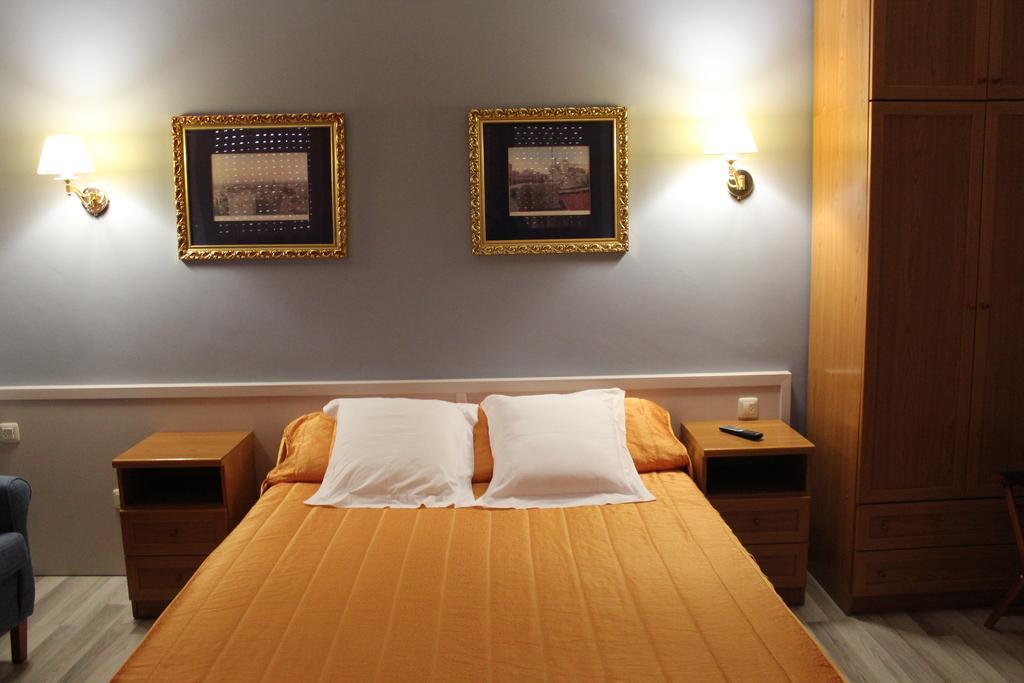Hostal Montserrat Tona エクステリア 写真