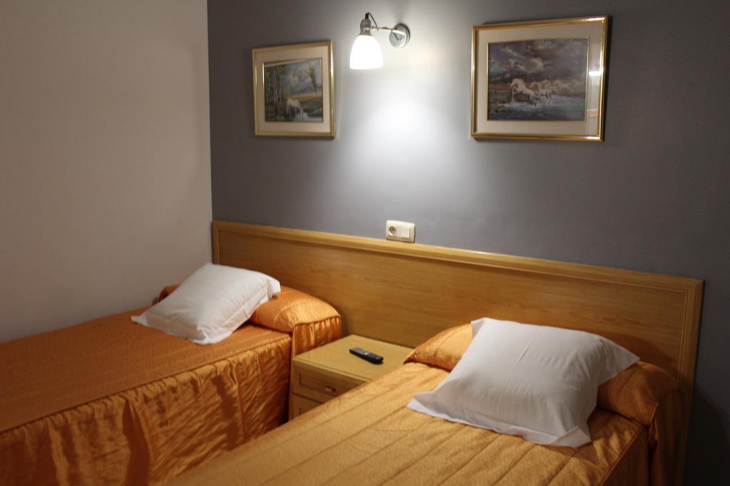 Hostal Montserrat Tona エクステリア 写真