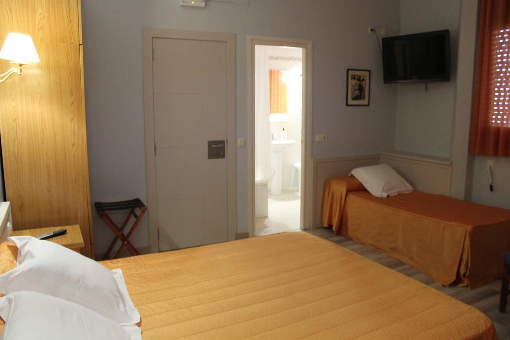 Hostal Montserrat Tona エクステリア 写真