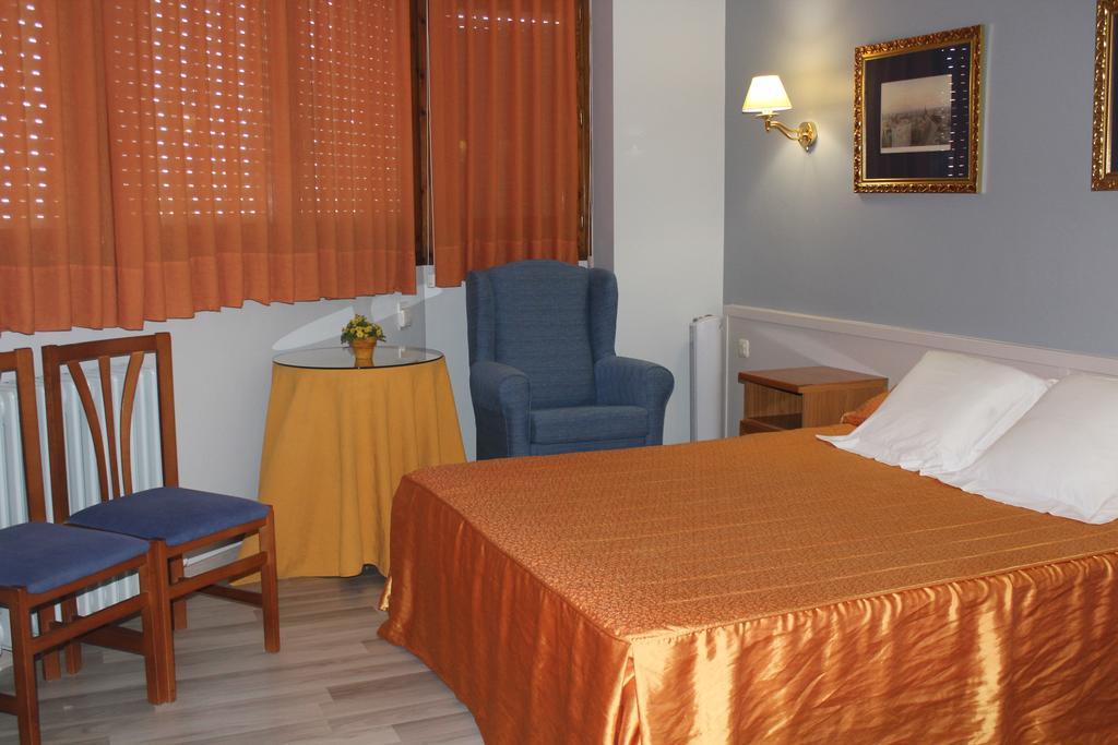 Hostal Montserrat Tona エクステリア 写真