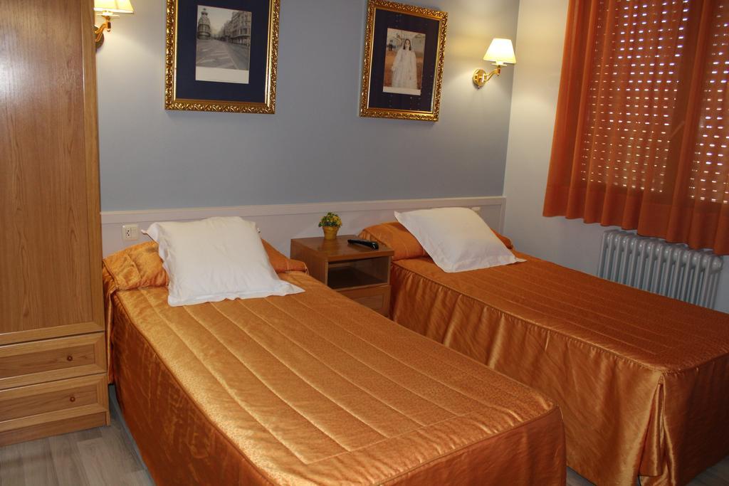 Hostal Montserrat Tona エクステリア 写真