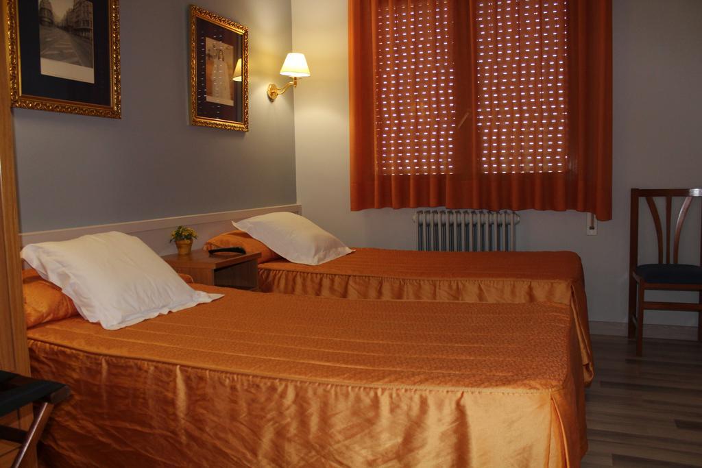 Hostal Montserrat Tona エクステリア 写真