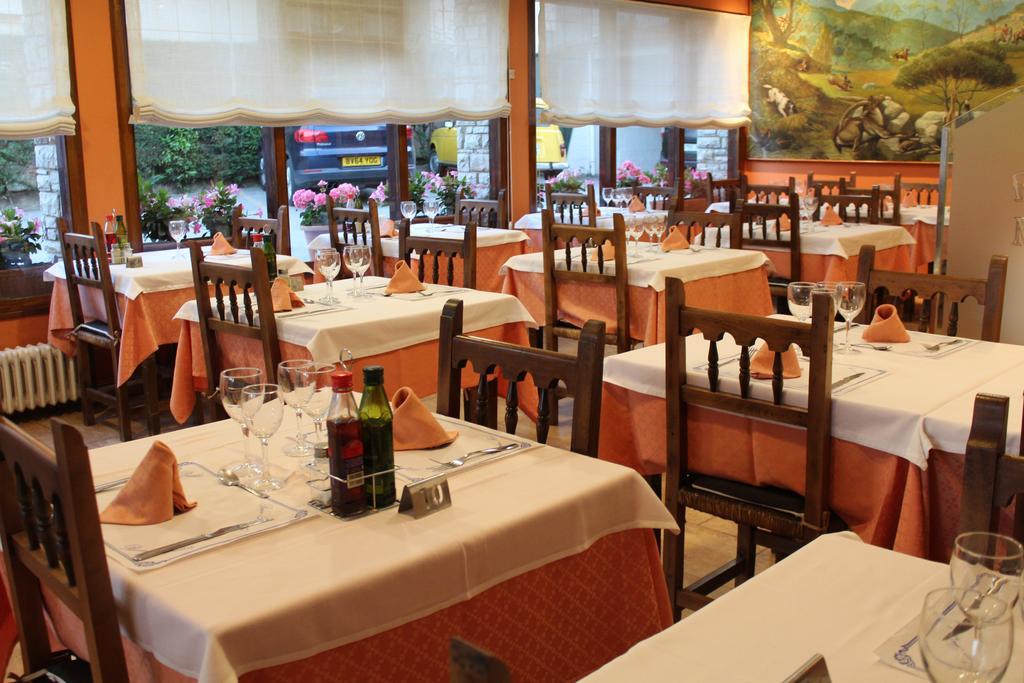 Hostal Montserrat Tona エクステリア 写真