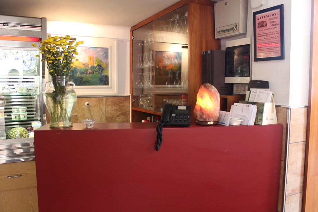 Hostal Montserrat Tona エクステリア 写真