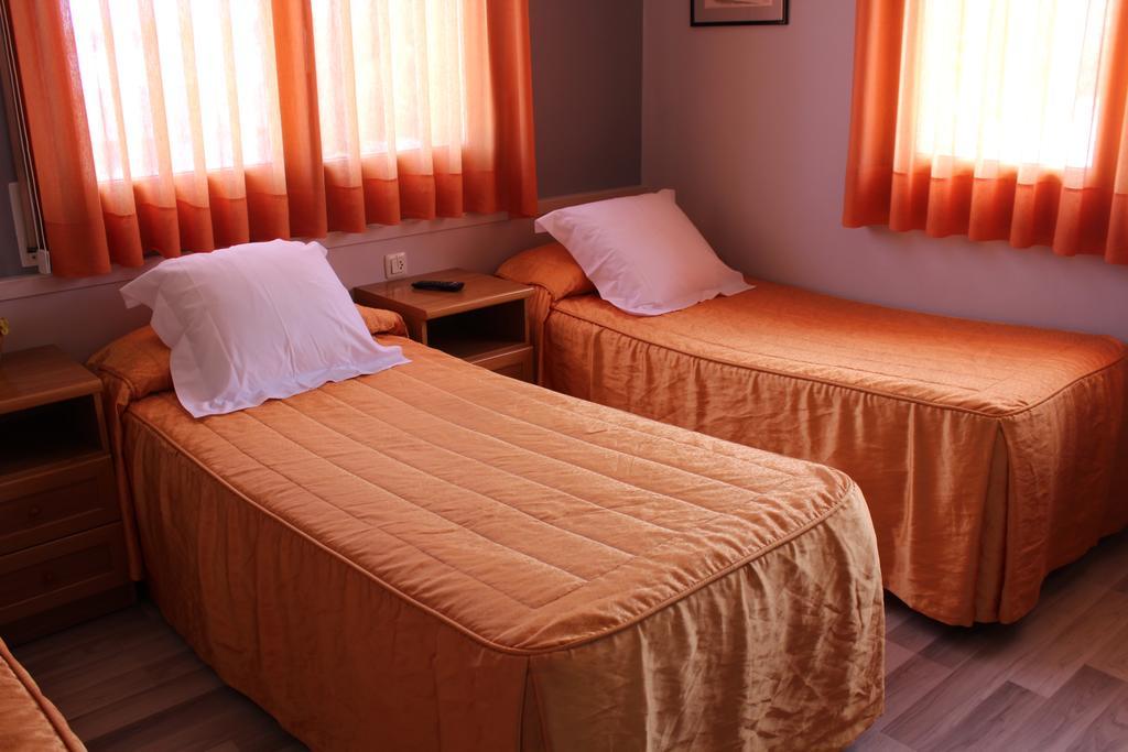 Hostal Montserrat Tona エクステリア 写真