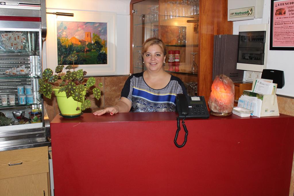 Hostal Montserrat Tona エクステリア 写真