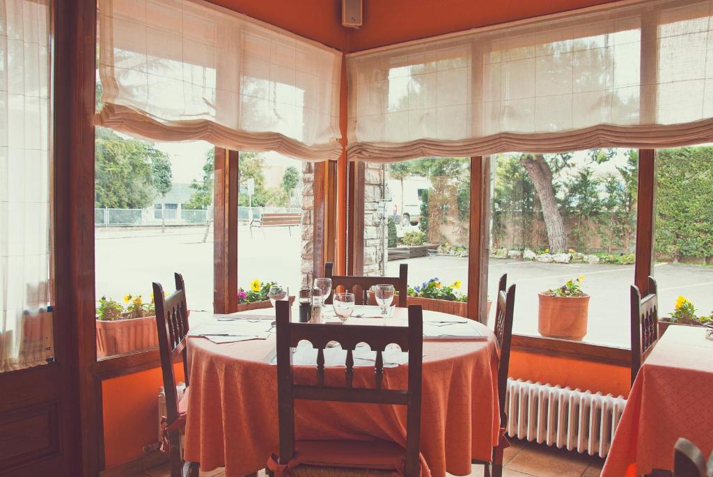 Hostal Montserrat Tona エクステリア 写真