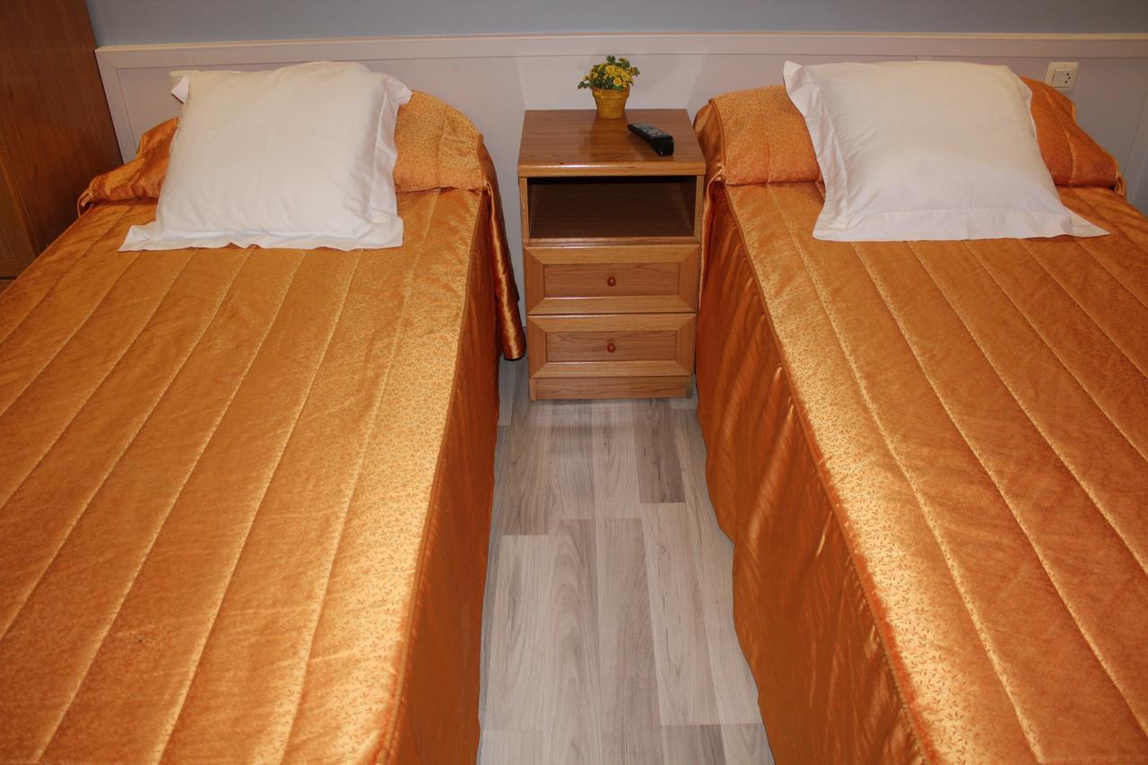 Hostal Montserrat Tona エクステリア 写真
