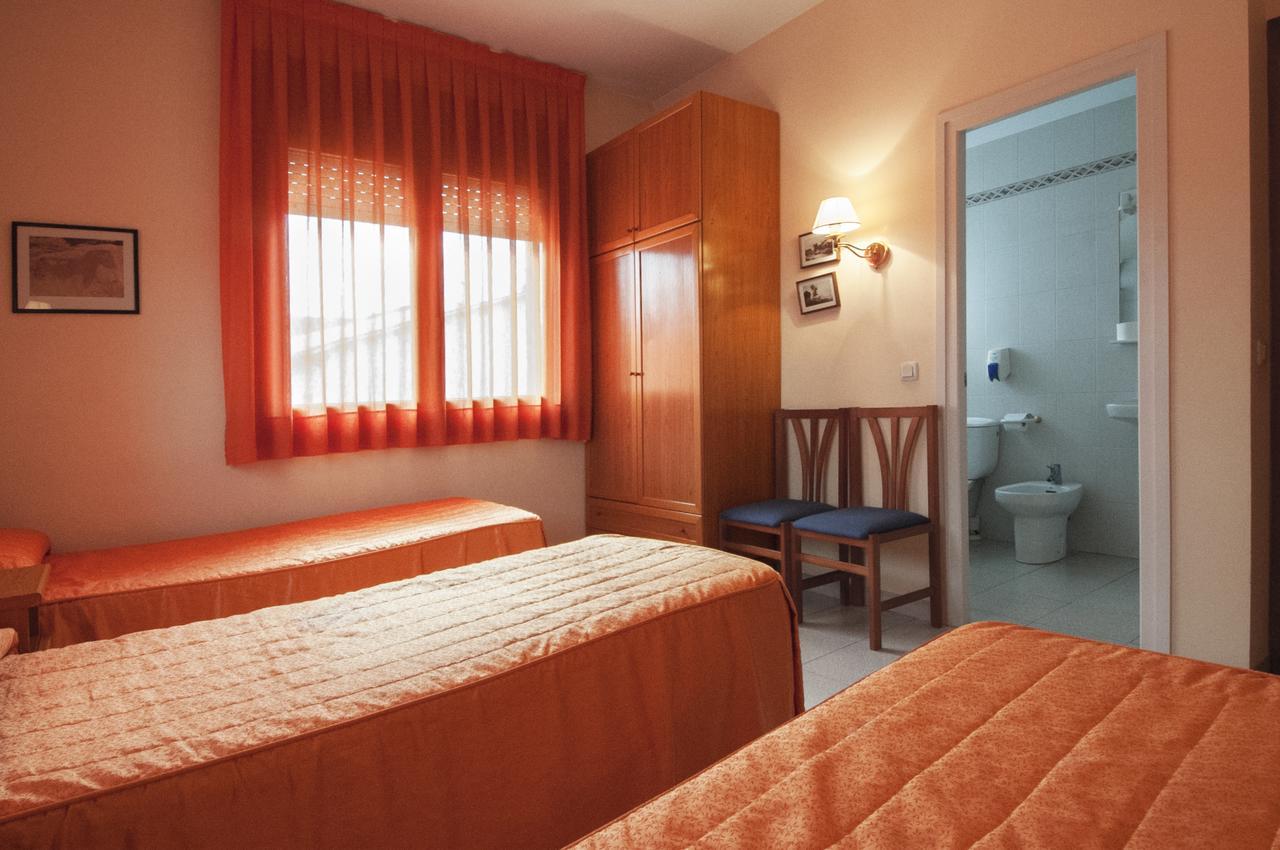 Hostal Montserrat Tona エクステリア 写真