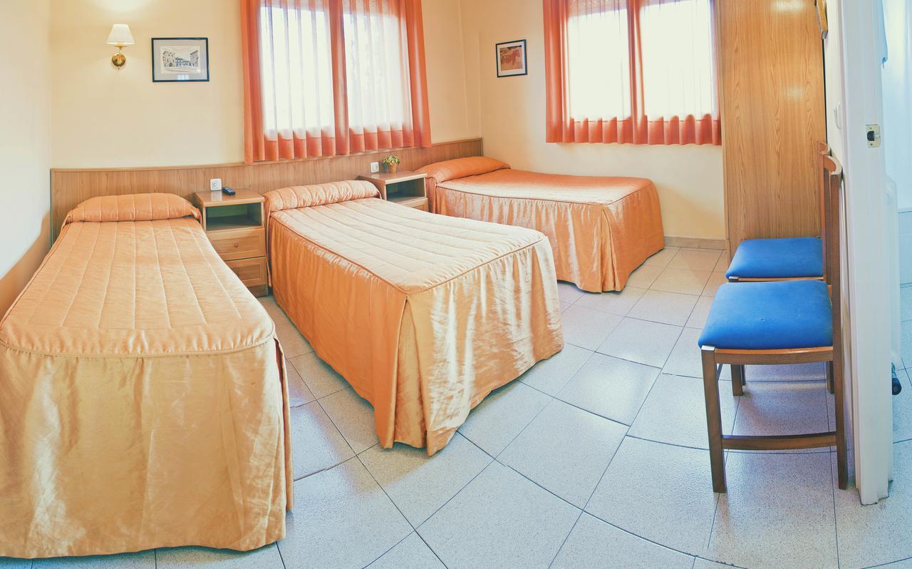 Hostal Montserrat Tona エクステリア 写真
