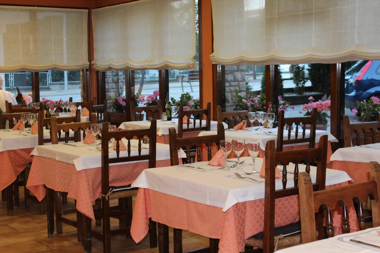 Hostal Montserrat Tona エクステリア 写真