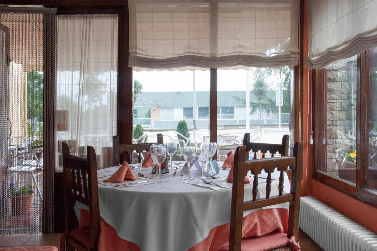 Hostal Montserrat Tona エクステリア 写真