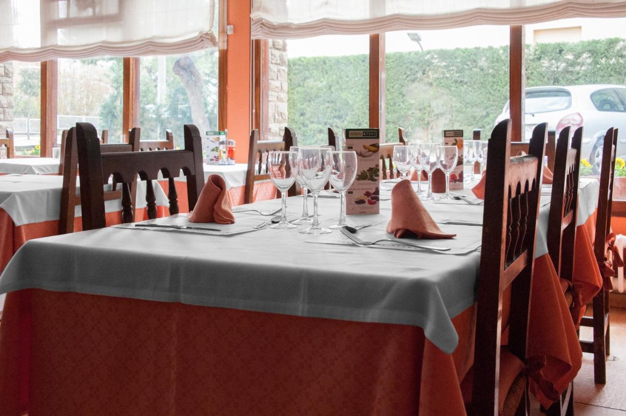 Hostal Montserrat Tona エクステリア 写真
