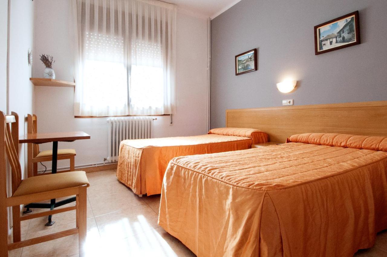 Hostal Montserrat Tona 部屋 写真